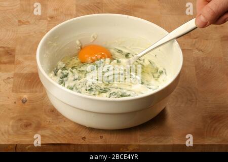 Preparazione di ravioli farciti fatti in casa con ricotta e spinaci, 7/10, Italia, Europa Foto Stock