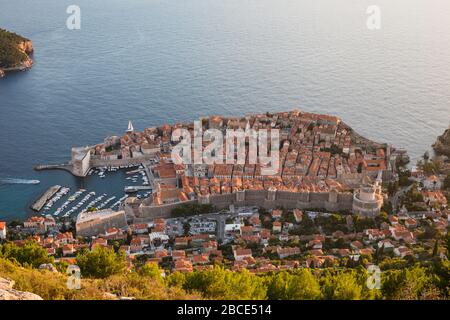 Città vecchia di Dubrovnik, vista dal monte SRD al tramonto, Croazia Foto Stock