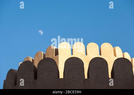 La torre principale e le merlazioni del Forte di Nizwa sono uno dei siti più visitati del paese, Nizwa, Oman Foto Stock