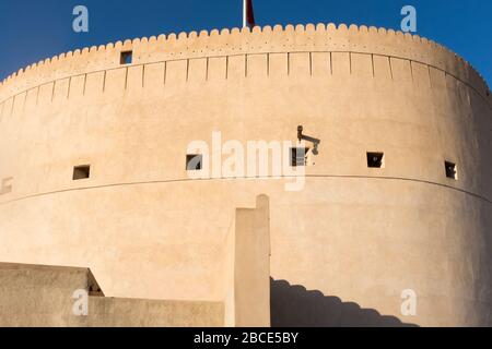 La torre principale e le merlazioni del Forte di Nizwa sono uno dei siti più visitati del paese, Nizwa, Oman Foto Stock