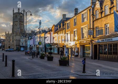 Foto del Cirencester Market Place durante il Coronavirus Covid -19 con il Sunsetting che colpisce i colorati builds.Capital dei Cotswolds. Foto Stock