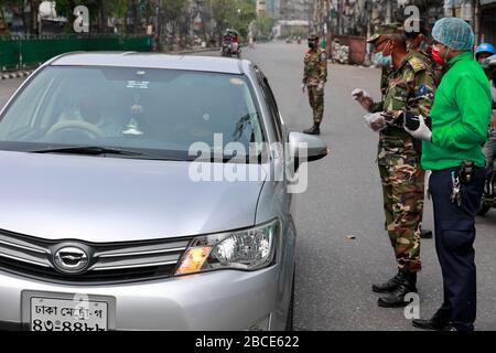 Dhaka, Bangladesh - 04 aprile 2020: Gli esecutori della legge esortano le persone a rimanere a casa nel quartiere Nayabazar della capitale sabato in mezzo ai coronavi Foto Stock