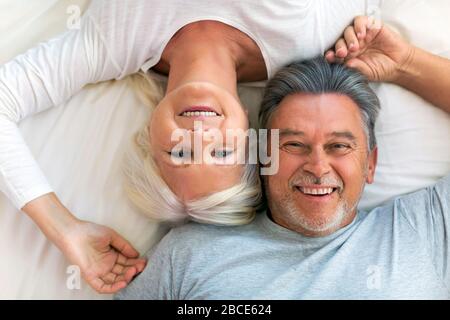 Coppia senior a letto insieme Foto Stock