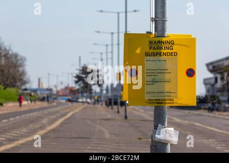 Southend-on-Sea, Regno Unito. 4 aprile 2020. Segnale di sospensione temporanea del parcheggio su Marine Parade, Southend-on-Sea, durante la pandemia di COVID-19. L'avviso delinea le restrizioni al parcheggio per lo scarico tra il 14 e il 18 aprile 2022, riflettendo i divieti di viaggio dell'era di blocco e le misure di distanziamento sociale. Scena stradale vuota in condizioni di pandemia. Penelope Barritt/Alamy Live News Foto Stock