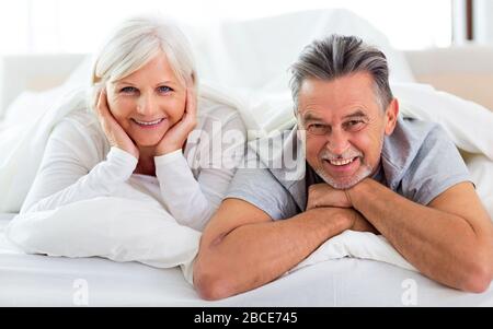 Coppia senior a letto insieme Foto Stock