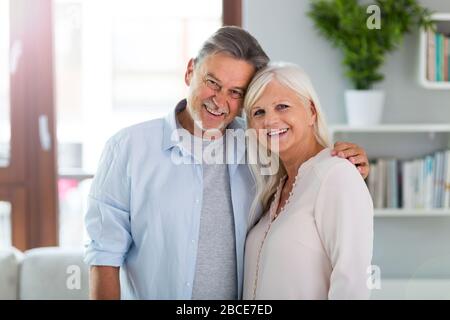 Coppia senior a casa Foto Stock