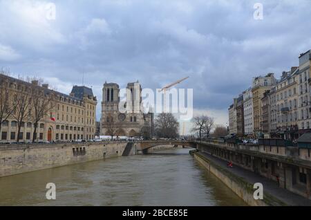 Parigi, die Hauptstadt Frankreichs: An der Seine mit Notre Dame Foto Stock