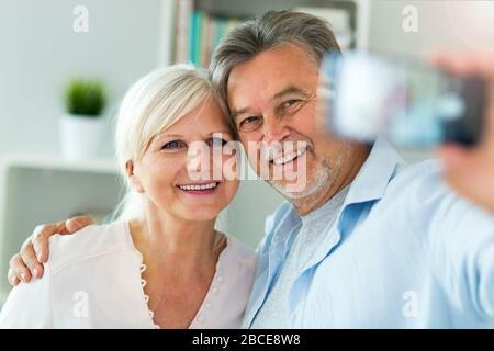 Coppia senior tenendo selfie Foto Stock