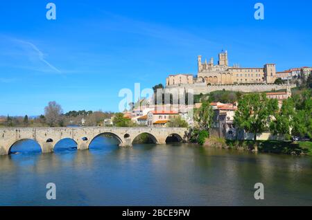 Béziers im Süden Frankreichs, kurz vor der Ausgangssperre wegen Corona Virus: Die Kathedrale und die Brücke über den Orb Foto Stock