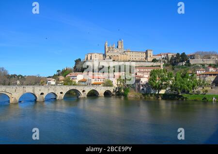 Béziers im Süden Frankreichs, kurz vor der Ausgangssperre wegen Corona Virus: Die Kathedrale und die Brücke über den Orb Foto Stock