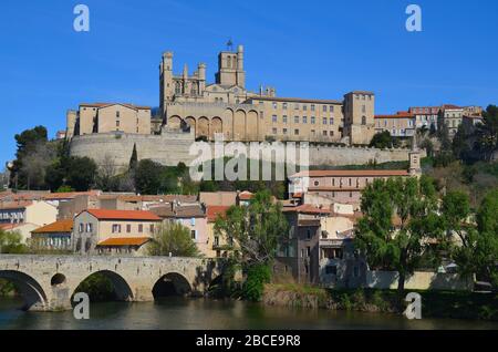 Béziers im Süden Frankreichs, kurz vor der Ausgangssperre wegen Corona Virus: Die Kathedrale und die Brücke über den Orb Foto Stock