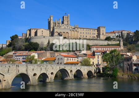 Béziers im Süden Frankreichs, kurz vor der Ausgangssperre wegen Corona Virus: Die Kathedrale und die Brücke über den Orb Foto Stock