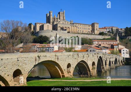 Béziers im Süden Frankreichs, kurz vor der Ausgangssperre wegen Corona Virus: Die Kathedrale und die Brücke über den Orb Foto Stock