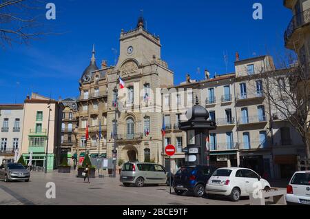 Béziers im Süden Frankreichs, kurz vor der Ausgangssperre wegen Corona Virus: Das Rathaus am Hauptplatz an einem Frühlingstag Foto Stock