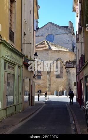 Béziers im Süden Frankreichs, kurz vor der Ausgangssperre wegen Corona Virus: Gasse mit Kirche Foto Stock