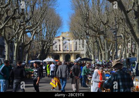 Béziers im Süden Frankreichs, kurz vor der Ausgangssperre wegen Corona Virus: Flohmarkt vor dem Theatre Foto Stock