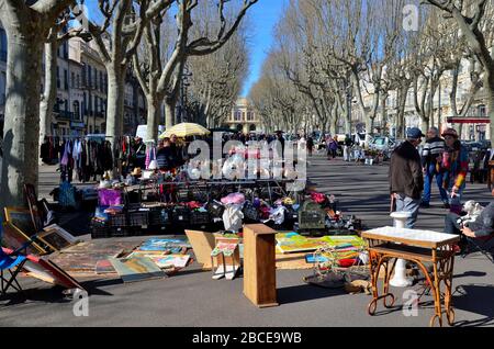 Béziers im Süden Frankreichs, kurz vor der Ausgangssperre wegen Corona Virus: Flohmarkt vor dem Theatre Foto Stock