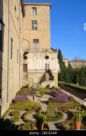 Béziers im Süden Frankreichs, kurz vor der Ausgangssperre wegen Corona Virus: Garten der Kathedrale Foto Stock