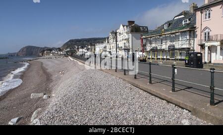 Sidmouth, Devon, 4th aprile 2020 come la stagione di Pasqua comincia, spiagge che sarebbero normalmente imballate con i visitatori sono vuoti a Sidmouth, Devon, come la gente osserva il messaggio 'Say at Home' alla luce della pandemia di Coronavirus Covid 19. Credit: Photo Central/Alamy Live News Foto Stock