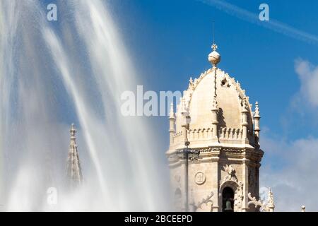 Fontane a Jardim da Praça do Império con il monastero di Jerónimos (Mosteiro dos Jerónimos) sullo sfondo, Lisbona Foto Stock