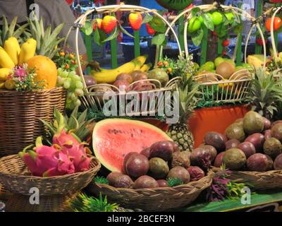 Frutta tailandese. Mercato della frutta. Bancarelle tradizionali di frutta colorata esposte a Khao Lak- Thailandia. Telaio completo. Sentitevi bene. Foto Stock