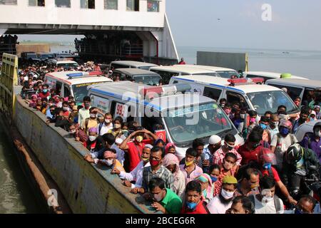 Dhaka, Bangladesh. 05th Apr, 2020. Migliaia di operai della fabbrica di abbigliamento readymade (RMG) che indossano maschere protettive hanno iniziato a tornare a Dhaka dai distretti settentrionali e meridionali per salvare il loro lavoro ignorando i rischi per la loro vita e un potenziale focolaio di coronavirus.il governo ha chiuso le istituzioni educative, taglia i trasporti di massa e invita le persone a rimanere all'interno per contenere la diffusione del virus. Ma i suoi sforzi si trovano ad affrontare una sfida difficile, dal momento che migliaia di persone iniziano a tornare nella capitale per assistere al lavoro. Credit: SOPA Images Limited/Alamy Live News Foto Stock