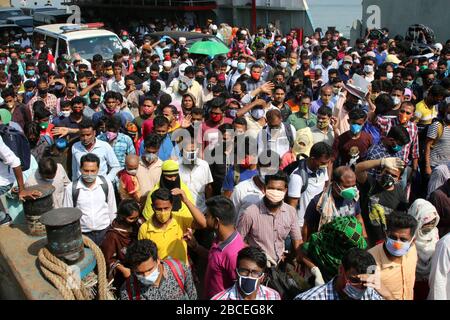 Dhaka, Bangladesh. 05th Apr, 2020. Migliaia di operai della fabbrica di abbigliamento readymade (RMG) che indossano maschere protettive hanno iniziato a tornare a Dhaka dai distretti settentrionali e meridionali per salvare il loro lavoro ignorando i rischi per la loro vita e un potenziale focolaio di coronavirus.il governo ha chiuso le istituzioni educative, taglia i trasporti di massa e invita le persone a rimanere all'interno per contenere la diffusione del virus. Ma i suoi sforzi si trovano ad affrontare una sfida difficile, dal momento che migliaia di persone iniziano a tornare nella capitale per assistere al lavoro. Credit: SOPA Images Limited/Alamy Live News Foto Stock