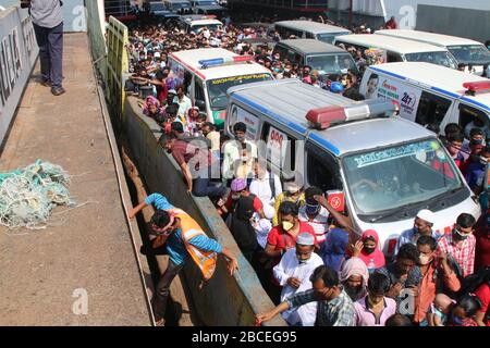 Dhaka, Bangladesh. 05th Apr, 2020. Migliaia di operai della fabbrica di abbigliamento readymade (RMG) che indossano maschere protettive hanno iniziato a tornare a Dhaka dai distretti settentrionali e meridionali per salvare il loro lavoro ignorando i rischi per la loro vita e un potenziale focolaio di coronavirus.il governo ha chiuso le istituzioni educative, taglia i trasporti di massa e invita le persone a rimanere all'interno per contenere la diffusione del virus. Ma i suoi sforzi si trovano ad affrontare una sfida difficile, dal momento che migliaia di persone iniziano a tornare nella capitale per assistere al lavoro. Credit: SOPA Images Limited/Alamy Live News Foto Stock