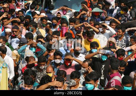 Dhaka, Bangladesh. 05th Apr, 2020. Migliaia di operai della fabbrica di abbigliamento readymade (RMG) che indossano maschere protettive hanno iniziato a tornare a Dhaka dai distretti settentrionali e meridionali per salvare il loro lavoro ignorando i rischi per la loro vita e un potenziale focolaio di coronavirus.il governo ha chiuso le istituzioni educative, taglia i trasporti di massa e invita le persone a rimanere all'interno per contenere la diffusione del virus. Ma i suoi sforzi si trovano ad affrontare una sfida difficile, dal momento che migliaia di persone iniziano a tornare nella capitale per assistere al lavoro. Credit: SOPA Images Limited/Alamy Live News Foto Stock