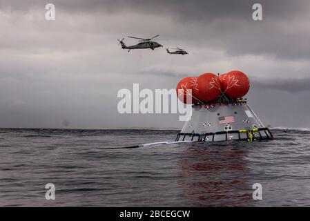 FLORIDA, USA - 14 Marzo 2020 - con la USS John P. Murtha (LPD 26) in lontananza, Seahawks dal elicottero Sea Combat Squadron 23, anche noto a. Foto Stock