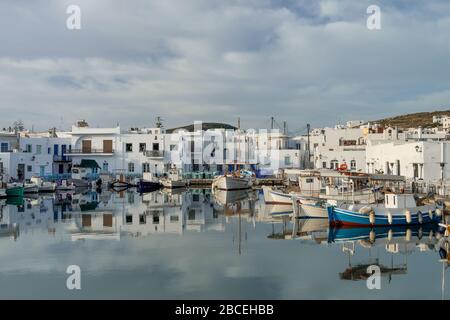 Vista panoramica dell'isola di Paros, famosa attrazione turistica, la città di Naousa. Zona passeggiata lungo il porto con ristoranti e negozi. Porto del Mar Egeo, oa Foto Stock