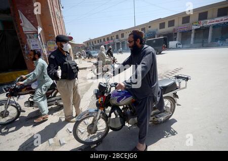 Peshawar, Pakistan. 04th Apr, 2020. I funzionari della sicurezza sono molto attenti a evitare incidenti inevasi e a mantenere la situazione di legge e ordine durante il blocco a livello nazionale a causa dell'aumento dei casi di virus corona come misura preventiva contro la diffusione del virus Corona (COVID-19). (Foto di Hussain Ali/Pacific Press) credito: Pacific Press Agency/Alamy Live News Foto Stock