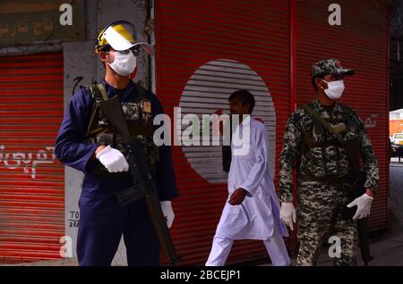 Peshawar, Pakistan. 04th Apr, 2020. I funzionari della sicurezza sono molto attenti a evitare incidenti inevasi e a mantenere la situazione di legge e ordine durante il blocco a livello nazionale a causa dell'aumento dei casi di virus corona come misura preventiva contro la diffusione del virus Corona (COVID-19). (Foto di Hussain Ali/Pacific Press) credito: Pacific Press Agency/Alamy Live News Foto Stock