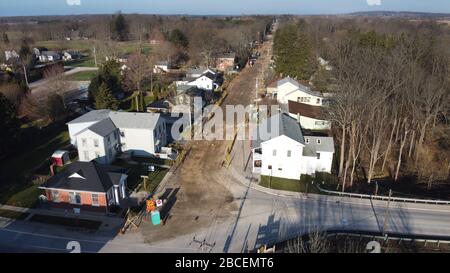 4 aprile 2020, Sparta Ontario Canada, tutti i negozi sono chiusi nella città di Sparta, poiché le strade sono in costruzione (aerea. Foto Stock