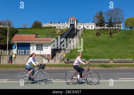 Southend-on-Sea, Regno Unito. 4th Apr, 2020. Una bella giornata primaverile nella città dell'Essex di Southend-on-Sea ha molte persone a piedi, in bicicletta e in attività fisica, godendo del sole e della mancanza di traffico automobilistico., ma anche osservando le regole di allontanamento sociale. Penelope Barritt/Alamy Live News Foto Stock