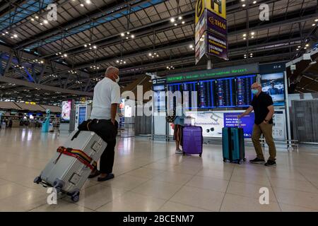 Bangkok, Bangkok, Tailandia. 4th Apr, 2020. La Thailandia ha vietato tutti i voli internazionali di atterraggio nel paese a partire da aprile 4th almeno fino alla fine di lunedì aprile 6th. L'aeroporto internazionale Suvanarbhumi di Bangkok, uno dei 2 aeroporti internazionali che servono la capitale tailandese, era un'ombra di sé, in quanto le sale di partenza e i banchi di check-in erano in gran parte vuoti di persone e attività. Queste misure estreme sono state messe in atto nel tentativo di impedire l'importazione nel paese di nuovi casi di Covid-19. Credit: Adryel Talamantes/ZUMA Wire/Alamy Live News Foto Stock