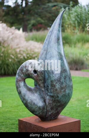 Riflessione Bronzo scultura Swan di Simon Gudgeon Sculpt a Kew 2017 Royal Botanic Gardens Kew Gardens, Richmond, Londra, TW9 3AE Foto Stock