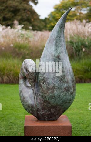 Riflessione Bronzo scultura Swan di Simon Gudgeon Sculpt a Kew 2017 Royal Botanic Gardens Kew Gardens, Richmond, Londra, TW9 3AE Foto Stock