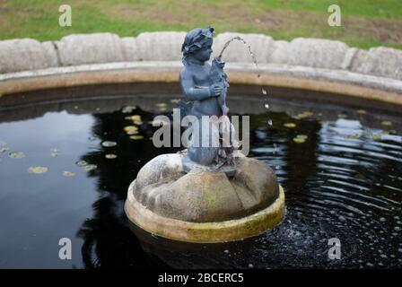 Statua di Water Fountain nei Royal Botanic Gardens Kew Gardens, Richmond, Londra, TW9 3AE Foto Stock