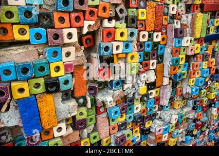 Splendidi motivi in ceramica, ricchi di meravigliosi colori e forme nel giardino della fabbrica di ceramiche Tao Hong Tai di Ratchaburi, Thail Foto Stock