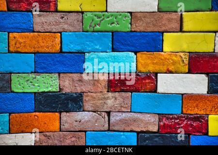 Splendidi motivi in ceramica, ricchi di meravigliosi colori e forme nel giardino della fabbrica di ceramiche Tao Hong Tai di Ratchaburi, Thail Foto Stock