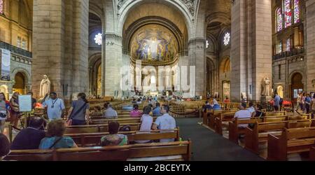 PARIGI, FRANCIA - 23 GIUGNO 2016: Interno della Basilica il Sacro cuore di Gesù si trova sulla cima della butte Montmartre - punto più alto di Parigi. Foto Stock