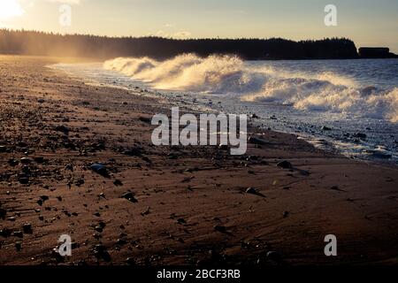 Alba che schiantano onde venti alti marea crescente Foto Stock