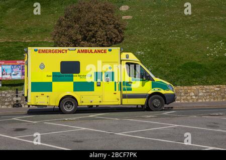 Southend-on-Sea, Regno Unito. 4th Apr, 2020. Est dell'Inghilterra ambulanze di emergenza sul lungomare di Southend-on-Sea, Essex. Penelope Barritt/Alamy Live News Foto Stock