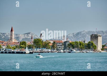 Vista mare di Trogir, Croazia, paesaggio urbano dal livello dell'acqua, torre, barche Foto Stock