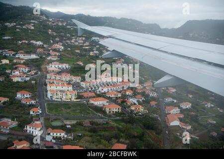 Un aereo DI TAP sulla strada per l'aeroporto in Funchal sulla isola di Madeira del Portogallo. Portogallo, Madeira, aprile 2018 Foto Stock