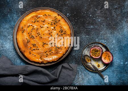 Vista dall'alto della torta di mango con frutta e caramello appena sfornati. Concetto di cibo dolce fatto in casa. Foto Stock