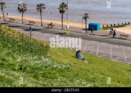 Southend on Sea, Essex, Regno Unito. 4 aprile 2020. La maggior parte delle persone ha ascoltato gli avvertimenti di stare lontano da Southend sul mare durante il periodo di blocco della pandemia di Coronavirus COVID-19. Il Consiglio e la polizia temevano che il caldo clima soleggiato avrebbe portato la folla a riunirsi sul lungomare, quindi hanno chiuso i parcheggi lungo la parte anteriore e in città. Alcune persone hanno fatto uso del tempo per ottenere il loro esercizio, ma obbedito alle linee guida di distanza sociale Foto Stock