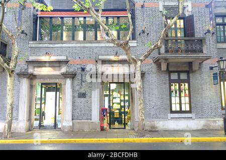 bottega sulla strada con muro in muratura Foto Stock