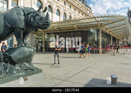 PARIGI, FRANCIA - GIUGNO 23 2016: Il museo D Orsay a Parigi, Francia, vista dalla strada. Musee dOrsay ha la più grande collezione di impressionisti e. Foto Stock